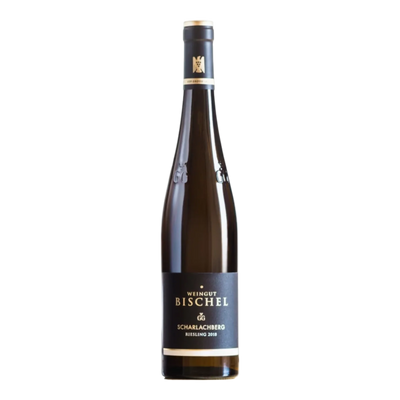 Weingut Bischel Riesling Scharlachberg 2017 Weinflasche auf einem schönen Tisch